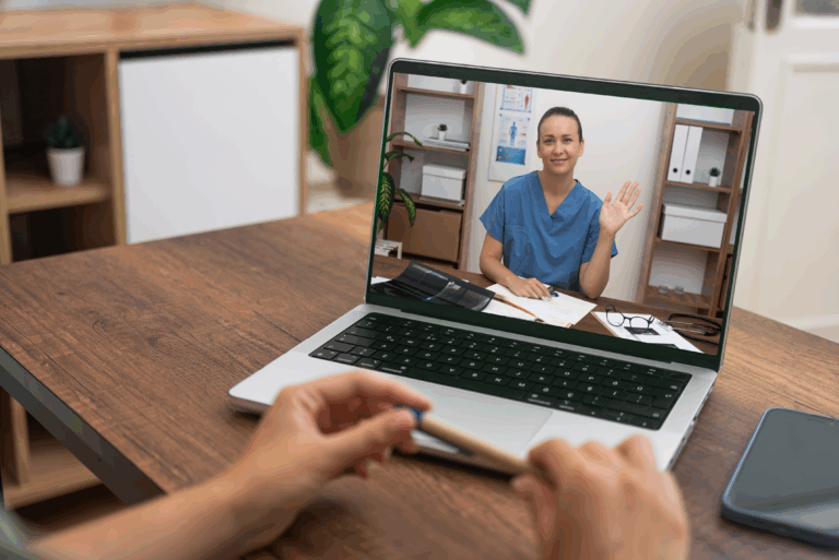 Patient schaut ein Video mit KI-Avatar in der Medizin zur digitalen Patientenaufklärung auf dem Laptop