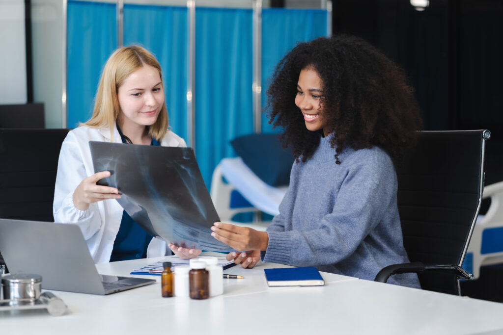 Radiologin erklärt Patientin ein Röntgenbild mit Unterstützung von KI-Avatar in der Medizin